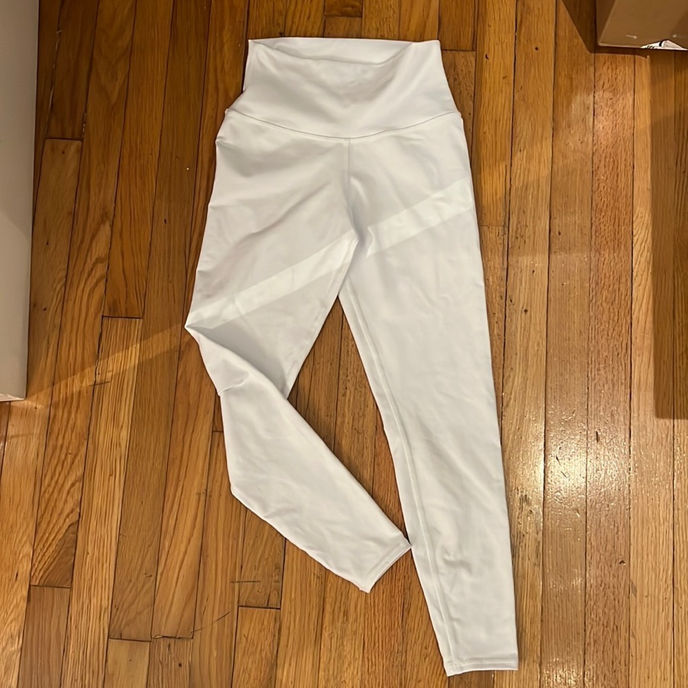 Alo Yoga 7/8 High-Waist Airbrush Legging. White. Size xS.